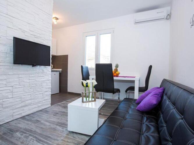 Villa Roza - One-Bedroom Apartment With Balcony 3 Adults Мокошица Экстерьер фото
